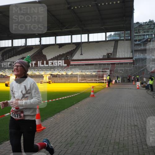 07.12.2025 - St. Pauli X-Mass-Run No. 15 Fabian Wolf http://msf.ph/oto/9395564 07.12.2025 10:31:02 Ziel 594, 601, 1015, 1075, 3982, 3986, 4464 meine-sportfotos.de