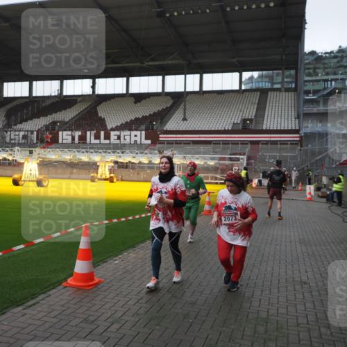 07.12.2025 - St. Pauli X-Mass-Run No. 15 Fabian Wolf http://msf.ph/oto/9395583 07.12.2025 10:31:20 Ziel 343, 1545, 2073, 2171, 2172, 2914, 3889, 4412 meine-sportfotos.de