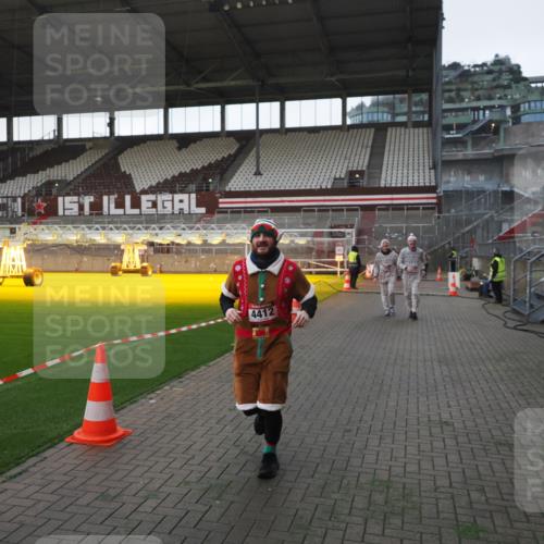 07.12.2025 - St. Pauli X-Mass-Run No. 15 Fabian Wolf http://msf.ph/oto/9395601 07.12.2025 10:31:30 Ziel 343, 2171, 2172, 2540, 2541, 4412 meine-sportfotos.de