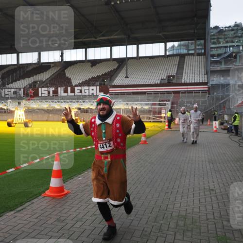 07.12.2025 - St. Pauli X-Mass-Run No. 15 Fabian Wolf http://msf.ph/oto/9395603 07.12.2025 10:31:30 Ziel 343, 2171, 2172, 2540, 2541, 4412 meine-sportfotos.de