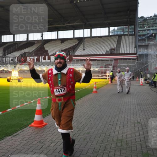 07.12.2025 - St. Pauli X-Mass-Run No. 15 Fabian Wolf http://msf.ph/oto/9395604 07.12.2025 10:31:30 Ziel 343, 2171, 2172, 2540, 2541, 4412 meine-sportfotos.de
