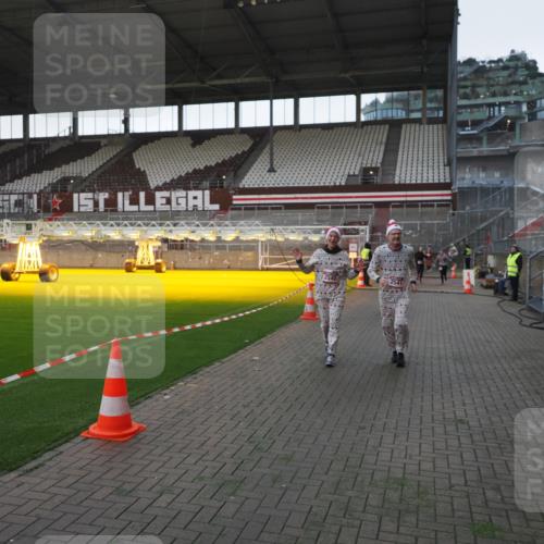 07.12.2025 - St. Pauli X-Mass-Run No. 15 Fabian Wolf http://msf.ph/oto/9395611 07.12.2025 10:31:33 Ziel 343, 1818, 2171, 2540, 2541, 3895, 3896, 3897, 4412 meine-sportfotos.de