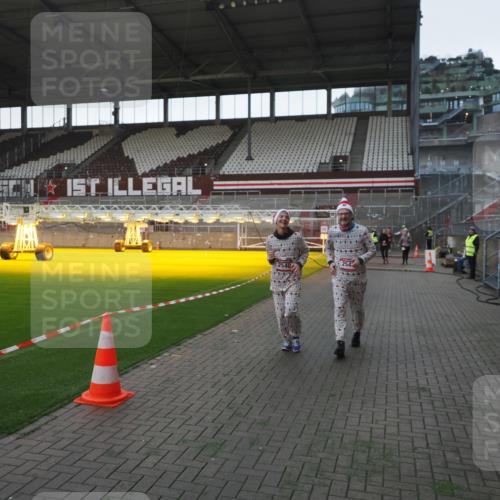07.12.2025 - St. Pauli X-Mass-Run No. 15 Fabian Wolf http://msf.ph/oto/9395612 07.12.2025 10:31:34 Ziel 343, 1818, 2171, 2540, 2541, 3895, 3896, 3897, 4412 meine-sportfotos.de