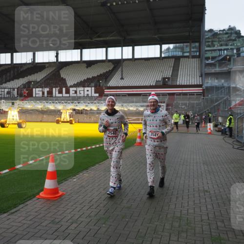 07.12.2025 - St. Pauli X-Mass-Run No. 15 Fabian Wolf http://msf.ph/oto/9395616 07.12.2025 10:31:34 Ziel 343, 1818, 2171, 2540, 2541, 3895, 3896, 3897, 4412 meine-sportfotos.de