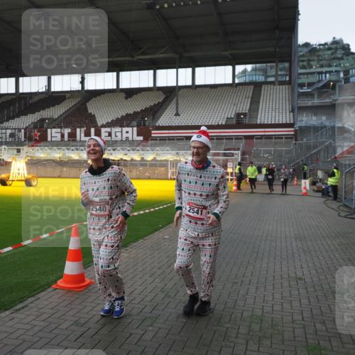 07.12.2025 - St. Pauli X-Mass-Run No. 15 Fabian Wolf http://msf.ph/oto/9395619 07.12.2025 10:31:35 Ziel 343, 1818, 2171, 2540, 2541, 3895, 3896, 3897, 4412 meine-sportfotos.de