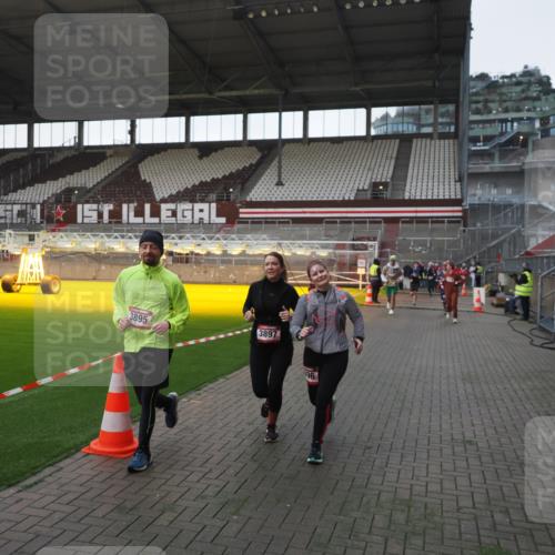 07.12.2025 - St. Pauli X-Mass-Run No. 15 Fabian Wolf http://msf.ph/oto/9395629 07.12.2025 10:31:42 Ziel 1818, 2352, 2540, 2541, 3895, 3896, 3897, 4518, 4519, 4520 meine-sportfotos.de