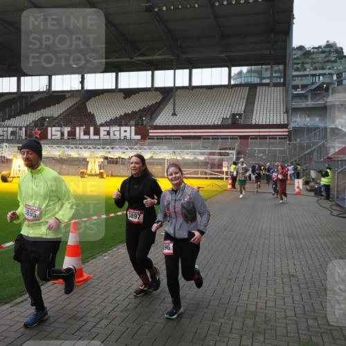 07.12.2025 - St. Pauli X-Mass-Run No. 15 Fabian Wolf http://msf.ph/oto/9395631 07.12.2025 10:31:42 Ziel 1818, 2352, 2540, 2541, 3895, 3896, 3897, 4518, 4519, 4520 meine-sportfotos.de