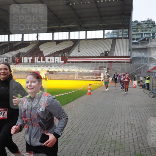 07.12.2025 - St. Pauli X-Mass-Run No. 15 Fabian Wolf http://msf.ph/oto/9395635 07.12.2025 10:31:43 Ziel 1818, 2352, 2540, 2541, 3895, 3896, 3897, 4467, 4518, 4519, 4520 meine-sportfotos.de