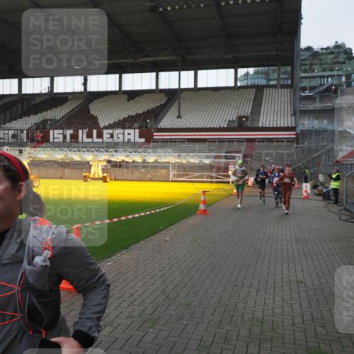 07.12.2025 - St. Pauli X-Mass-Run No. 15 Fabian Wolf http://msf.ph/oto/9395636 07.12.2025 10:31:43 Ziel 1818, 2352, 2540, 2541, 3895, 3896, 3897, 4467, 4518, 4519, 4520 meine-sportfotos.de