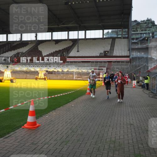 07.12.2025 - St. Pauli X-Mass-Run No. 15 Fabian Wolf http://msf.ph/oto/9395641 07.12.2025 10:31:45 Ziel 1818, 2352, 2418, 3895, 3896, 3897, 3969, 4467, 4518, 4519, 4520 meine-sportfotos.de