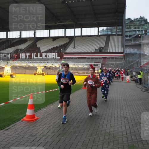 07.12.2025 - St. Pauli X-Mass-Run No. 15 Fabian Wolf http://msf.ph/oto/9395646 07.12.2025 10:31:46 Ziel 1818, 2352, 2418, 3806, 3808, 3895, 3896, 3897, 3969, 4467, 4495, 4518, 4519, 4520 meine-sportfotos.de
