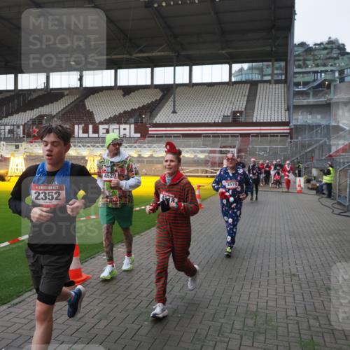 07.12.2025 - St. Pauli X-Mass-Run No. 15 Fabian Wolf http://msf.ph/oto/9395647 07.12.2025 10:31:47 Ziel 1818, 2352, 2418, 3806, 3808, 3895, 3896, 3897, 3969, 4467, 4484, 4495, 4504, 4518, 4519, 4520 meine-sportfotos.de