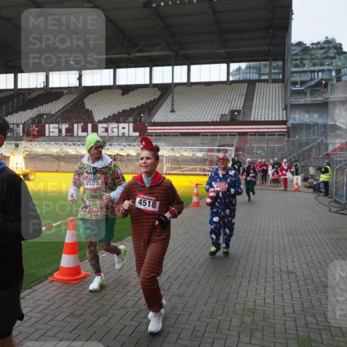 07.12.2025 - St. Pauli X-Mass-Run No. 15 Fabian Wolf http://msf.ph/oto/9395648 07.12.2025 10:31:47 Ziel 1818, 2352, 2418, 3806, 3808, 3895, 3896, 3897, 3969, 4467, 4484, 4495, 4504, 4518, 4519, 4520 meine-sportfotos.de