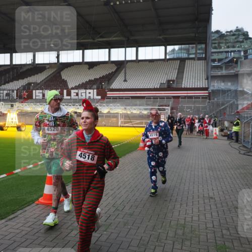 07.12.2025 - St. Pauli X-Mass-Run No. 15 Fabian Wolf http://msf.ph/oto/9395649 07.12.2025 10:31:47 Ziel 1818, 2352, 2418, 3806, 3808, 3895, 3896, 3897, 3969, 4467, 4484, 4495, 4504, 4518, 4519, 4520 meine-sportfotos.de