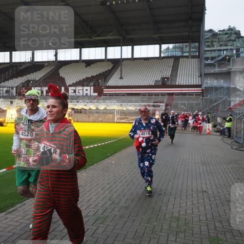 07.12.2025 - St. Pauli X-Mass-Run No. 15 Fabian Wolf http://msf.ph/oto/9395650 07.12.2025 10:31:48 Ziel 1818, 2352, 2418, 3716, 3806, 3808, 3895, 3896, 3897, 3969, 4467, 4484, 4495, 4504, 4518, 4519, 4520 meine-sportfotos.de