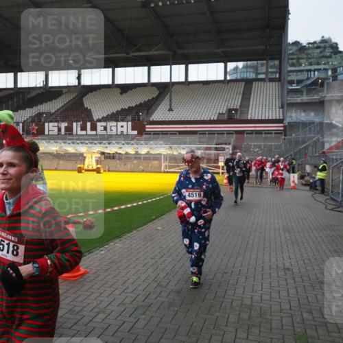 07.12.2025 - St. Pauli X-Mass-Run No. 15 Fabian Wolf http://msf.ph/oto/9395651 07.12.2025 10:31:48 Ziel 1818, 2352, 2418, 3716, 3806, 3808, 3895, 3896, 3897, 3969, 4467, 4484, 4495, 4504, 4518, 4519, 4520 meine-sportfotos.de