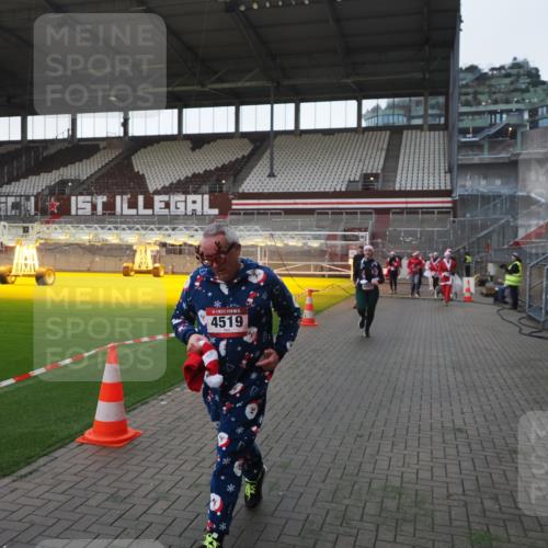07.12.2025 - St. Pauli X-Mass-Run No. 15 Fabian Wolf http://msf.ph/oto/9395654 07.12.2025 10:31:48 Ziel 1818, 2352, 2418, 3716, 3806, 3808, 3895, 3896, 3897, 3969, 4467, 4484, 4495, 4504, 4518, 4519, 4520 meine-sportfotos.de