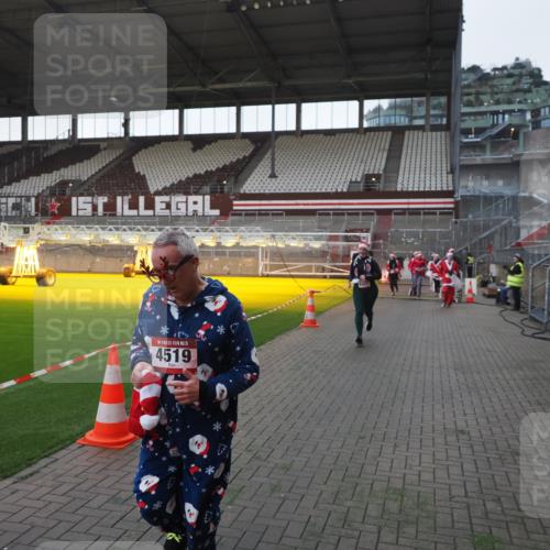 07.12.2025 - St. Pauli X-Mass-Run No. 15 Fabian Wolf http://msf.ph/oto/9395655 07.12.2025 10:31:49 Ziel 1818, 2352, 2418, 3267, 3716, 3806, 3808, 3895, 3896, 3897, 3969, 4467, 4484, 4495, 4504, 4518, 4519, 4520 meine-sportfotos.de