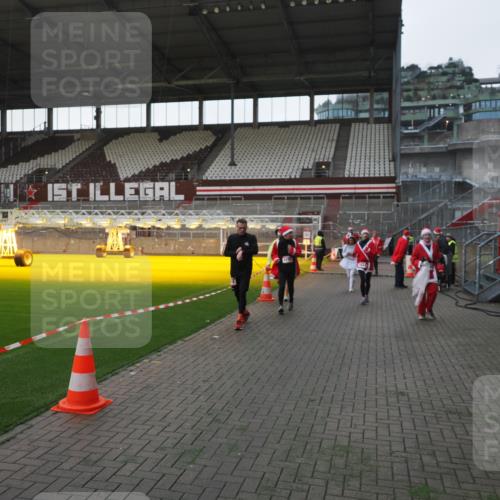 07.12.2025 - St. Pauli X-Mass-Run No. 15 Fabian Wolf http://msf.ph/oto/9395668 07.12.2025 10:31:54 Ziel 750, 752, 2352, 2418, 3267, 3716, 3806, 3808, 3969, 4467, 4484, 4495, 4504, 4518, 4519, 4520 meine-sportfotos.de