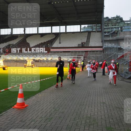 07.12.2025 - St. Pauli X-Mass-Run No. 15 Fabian Wolf http://msf.ph/oto/9395669 07.12.2025 10:31:54 Ziel 750, 752, 2352, 2418, 3267, 3716, 3806, 3808, 3969, 4467, 4484, 4495, 4504, 4518, 4519, 4520 meine-sportfotos.de
