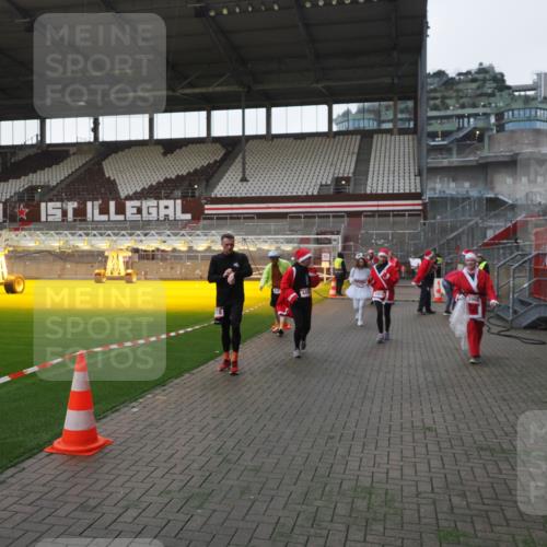 07.12.2025 - St. Pauli X-Mass-Run No. 15 Fabian Wolf http://msf.ph/oto/9395670 07.12.2025 10:31:55 Ziel 750, 752, 2352, 2418, 3267, 3716, 3806, 3808, 3969, 4467, 4484, 4495, 4504, 4518, 4519, 4520 meine-sportfotos.de