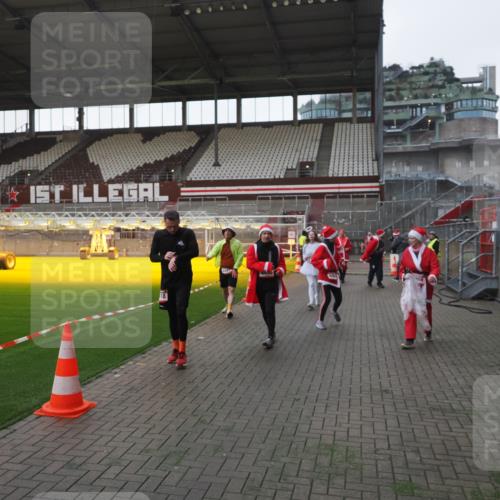 07.12.2025 - St. Pauli X-Mass-Run No. 15 Fabian Wolf http://msf.ph/oto/9395675 07.12.2025 10:31:56 Ziel 750, 752, 2352, 2418, 3267, 3716, 3806, 3808, 3969, 4467, 4484, 4495, 4504, 4518, 4519, 4520 meine-sportfotos.de