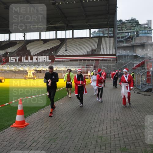 07.12.2025 - St. Pauli X-Mass-Run No. 15 Fabian Wolf http://msf.ph/oto/9395676 07.12.2025 10:31:56 Ziel 750, 752, 2352, 2418, 3267, 3716, 3806, 3808, 3969, 4467, 4484, 4495, 4504, 4518, 4519, 4520 meine-sportfotos.de