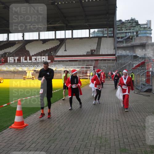 07.12.2025 - St. Pauli X-Mass-Run No. 15 Fabian Wolf http://msf.ph/oto/9395677 07.12.2025 10:31:56 Ziel 750, 752, 2352, 2418, 3267, 3716, 3806, 3808, 3969, 4467, 4484, 4495, 4504, 4518, 4519, 4520 meine-sportfotos.de