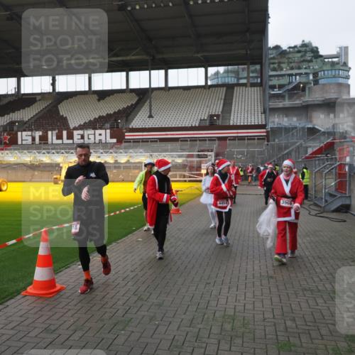 07.12.2025 - St. Pauli X-Mass-Run No. 15 Fabian Wolf http://msf.ph/oto/9395679 07.12.2025 10:31:57 Ziel 750, 752, 2352, 2418, 3267, 3716, 3806, 3808, 3969, 4467, 4484, 4495, 4504, 4518, 4519, 4520 meine-sportfotos.de
