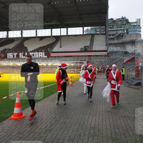 07.12.2025 - St. Pauli X-Mass-Run No. 15 Fabian Wolf http://msf.ph/oto/9395680 07.12.2025 10:31:57 Ziel 750, 752, 2352, 2418, 3267, 3716, 3806, 3808, 3969, 4467, 4484, 4495, 4504, 4518, 4519, 4520 meine-sportfotos.de