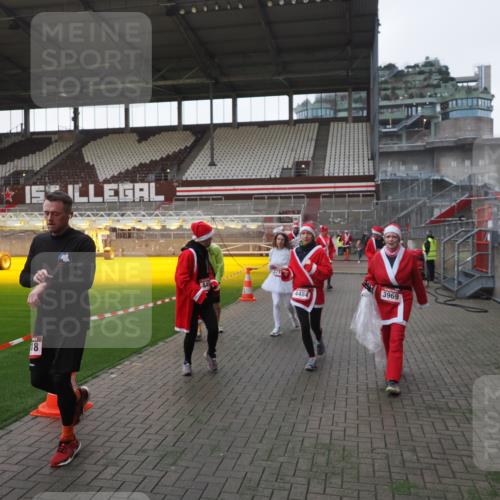 07.12.2025 - St. Pauli X-Mass-Run No. 15 Fabian Wolf http://msf.ph/oto/9395682 07.12.2025 10:31:57 Ziel 750, 752, 2352, 2418, 3267, 3716, 3806, 3808, 3969, 4467, 4484, 4495, 4504, 4518, 4519, 4520 meine-sportfotos.de