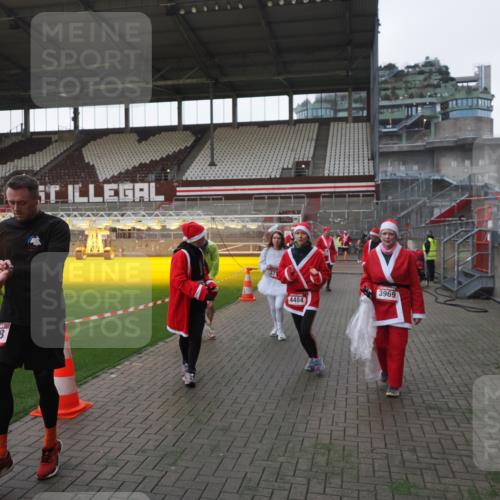 07.12.2025 - St. Pauli X-Mass-Run No. 15 Fabian Wolf http://msf.ph/oto/9395683 07.12.2025 10:31:57 Ziel 750, 752, 2352, 2418, 3267, 3716, 3806, 3808, 3969, 4467, 4484, 4495, 4504, 4518, 4519, 4520 meine-sportfotos.de