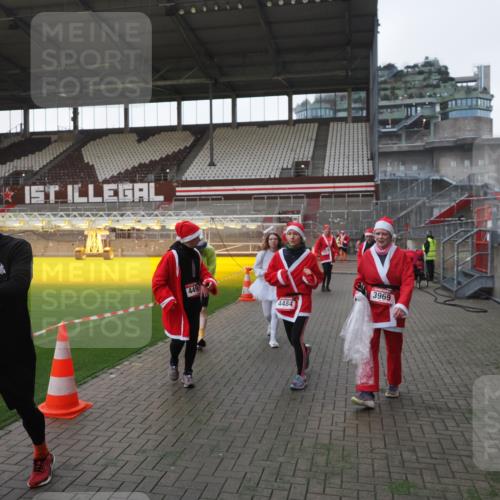 07.12.2025 - St. Pauli X-Mass-Run No. 15 Fabian Wolf http://msf.ph/oto/9395684 07.12.2025 10:31:58 Ziel 750, 752, 2352, 2418, 3267, 3716, 3806, 3808, 3969, 4467, 4484, 4495, 4504, 4519, 4520 meine-sportfotos.de