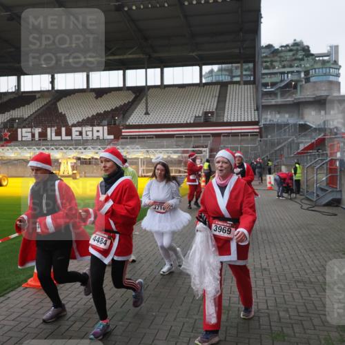 07.12.2025 - St. Pauli X-Mass-Run No. 15 Fabian Wolf http://msf.ph/oto/9395690 07.12.2025 10:31:59 Ziel 750, 752, 2342, 2343, 2345, 2352, 2418, 3267, 3716, 3806, 3808, 3969, 4467, 4484, 4495, 4504, 4519, 4520 meine-sportfotos.de