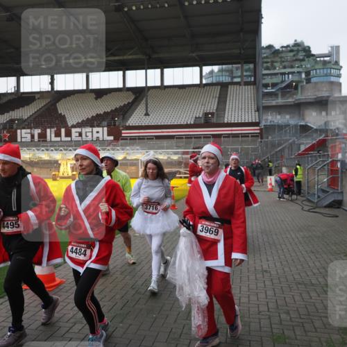 07.12.2025 - St. Pauli X-Mass-Run No. 15 Fabian Wolf http://msf.ph/oto/9395691 07.12.2025 10:31:59 Ziel 750, 752, 2342, 2343, 2345, 2352, 2418, 3267, 3716, 3806, 3808, 3969, 4467, 4484, 4495, 4504, 4519, 4520 meine-sportfotos.de