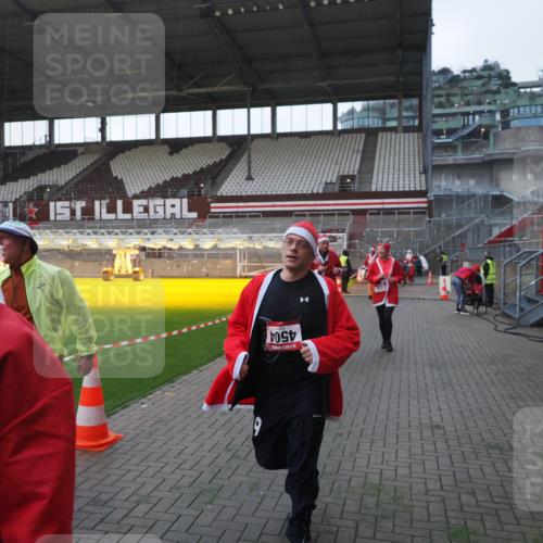 07.12.2025 - St. Pauli X-Mass-Run No. 15 Fabian Wolf http://msf.ph/oto/9395695 07.12.2025 10:32:01 Ziel 750, 752, 2342, 2343, 2345, 2352, 2418, 3267, 3716, 3806, 3808, 3969, 4467, 4484, 4495, 4504 meine-sportfotos.de