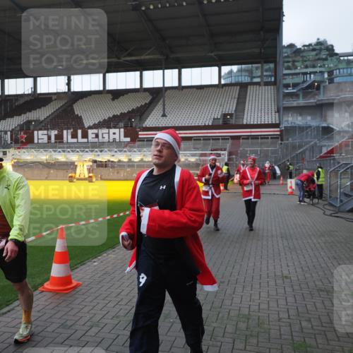 07.12.2025 - St. Pauli X-Mass-Run No. 15 Fabian Wolf http://msf.ph/oto/9395696 07.12.2025 10:32:01 Ziel 750, 752, 2342, 2343, 2345, 2352, 2418, 3267, 3716, 3806, 3808, 3969, 4467, 4484, 4495, 4504 meine-sportfotos.de