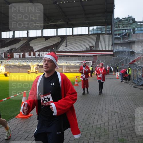 07.12.2025 - St. Pauli X-Mass-Run No. 15 Fabian Wolf http://msf.ph/oto/9395697 07.12.2025 10:32:01 Ziel 750, 752, 2342, 2343, 2345, 2352, 2418, 3267, 3716, 3806, 3808, 3969, 4467, 4484, 4495, 4504 meine-sportfotos.de