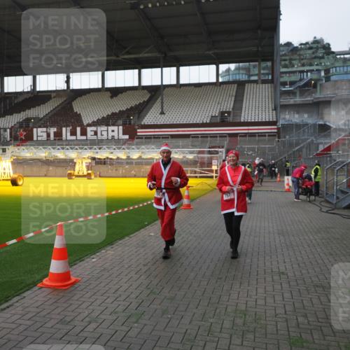 07.12.2025 - St. Pauli X-Mass-Run No. 15 Fabian Wolf http://msf.ph/oto/9395699 07.12.2025 10:32:02 Ziel 750, 752, 2342, 2343, 2345, 2418, 3267, 3716, 3806, 3808, 3969, 4467, 4484, 4495, 4504 meine-sportfotos.de