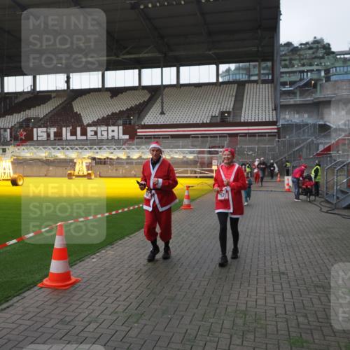 07.12.2025 - St. Pauli X-Mass-Run No. 15 Fabian Wolf http://msf.ph/oto/9395700 07.12.2025 10:32:03 Ziel 750, 752, 2342, 2343, 2345, 2418, 3267, 3716, 3806, 3808, 3969, 4274, 4275, 4467, 4484, 4495, 4504 meine-sportfotos.de