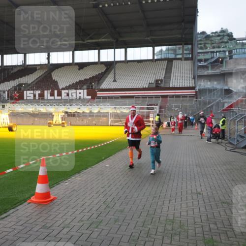 07.12.2025 - St. Pauli X-Mass-Run No. 15 Fabian Wolf http://msf.ph/oto/9395704 07.12.2025 10:32:05 Ziel 750, 752, 2342, 2343, 2345, 2418, 3267, 3716, 3806, 3808, 4274, 4275, 4484, 4495, 4504 meine-sportfotos.de