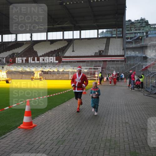 07.12.2025 - St. Pauli X-Mass-Run No. 15 Fabian Wolf http://msf.ph/oto/9395706 07.12.2025 10:32:05 Ziel 750, 752, 2342, 2343, 2345, 2418, 3267, 3716, 3806, 3808, 4274, 4275, 4484, 4495, 4504 meine-sportfotos.de