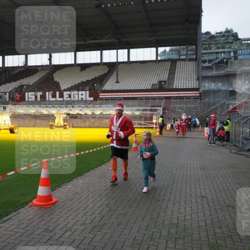 07.12.2025 - St. Pauli X-Mass-Run No. 15 Fabian Wolf http://msf.ph/oto/9395707 07.12.2025 10:32:06 Ziel 750, 752, 2342, 2343, 2345, 3267, 3716, 3806, 3808, 4274, 4275, 4484, 4495, 4504 meine-sportfotos.de