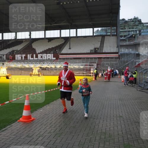 07.12.2025 - St. Pauli X-Mass-Run No. 15 Fabian Wolf http://msf.ph/oto/9395708 07.12.2025 10:32:06 Ziel 750, 752, 2342, 2343, 2345, 3267, 3716, 3806, 3808, 4274, 4275, 4484, 4495, 4504 meine-sportfotos.de
