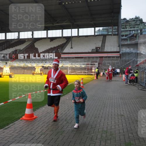 07.12.2025 - St. Pauli X-Mass-Run No. 15 Fabian Wolf http://msf.ph/oto/9395710 07.12.2025 10:32:06 Ziel 750, 752, 2342, 2343, 2345, 3267, 3716, 3806, 3808, 4274, 4275, 4484, 4495, 4504 meine-sportfotos.de