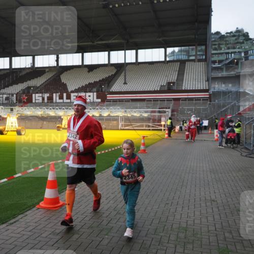 07.12.2025 - St. Pauli X-Mass-Run No. 15 Fabian Wolf http://msf.ph/oto/9395711 07.12.2025 10:32:06 Ziel 750, 752, 2342, 2343, 2345, 3267, 3716, 3806, 3808, 4274, 4275, 4484, 4495, 4504 meine-sportfotos.de