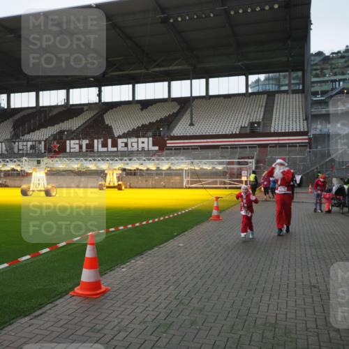 07.12.2025 - St. Pauli X-Mass-Run No. 15 Fabian Wolf http://msf.ph/oto/9395713 07.12.2025 10:32:10 Ziel 750, 752, 1942, 1944, 2342, 2343, 2345, 4039, 4274, 4275 meine-sportfotos.de