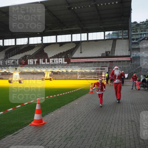 07.12.2025 - St. Pauli X-Mass-Run No. 15 Fabian Wolf http://msf.ph/oto/9395715 07.12.2025 10:32:11 Ziel 750, 752, 1942, 1944, 2342, 2343, 2345, 4039, 4274, 4275 meine-sportfotos.de