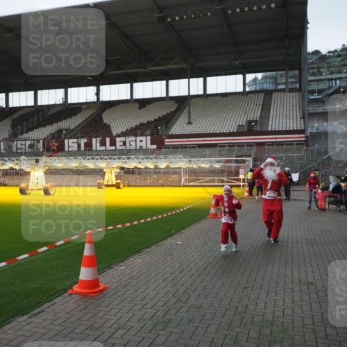 07.12.2025 - St. Pauli X-Mass-Run No. 15 Fabian Wolf http://msf.ph/oto/9395716 07.12.2025 10:32:11 Ziel 750, 752, 1942, 1944, 2342, 2343, 2345, 4039, 4274, 4275 meine-sportfotos.de