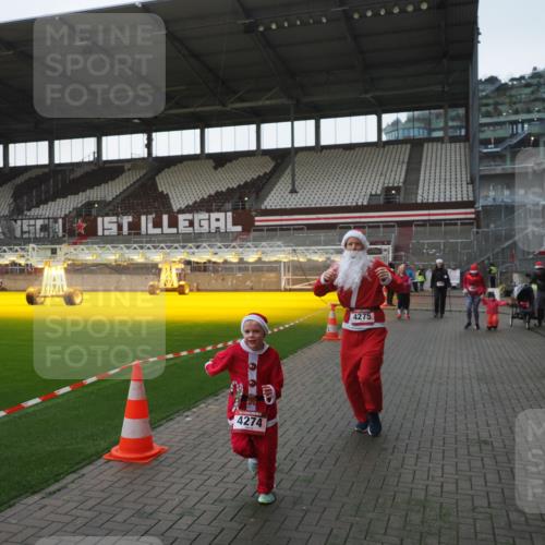 07.12.2025 - St. Pauli X-Mass-Run No. 15 Fabian Wolf http://msf.ph/oto/9395722 07.12.2025 10:32:12 Ziel 1942, 1944, 2342, 2343, 2345, 4039, 4274, 4275 meine-sportfotos.de